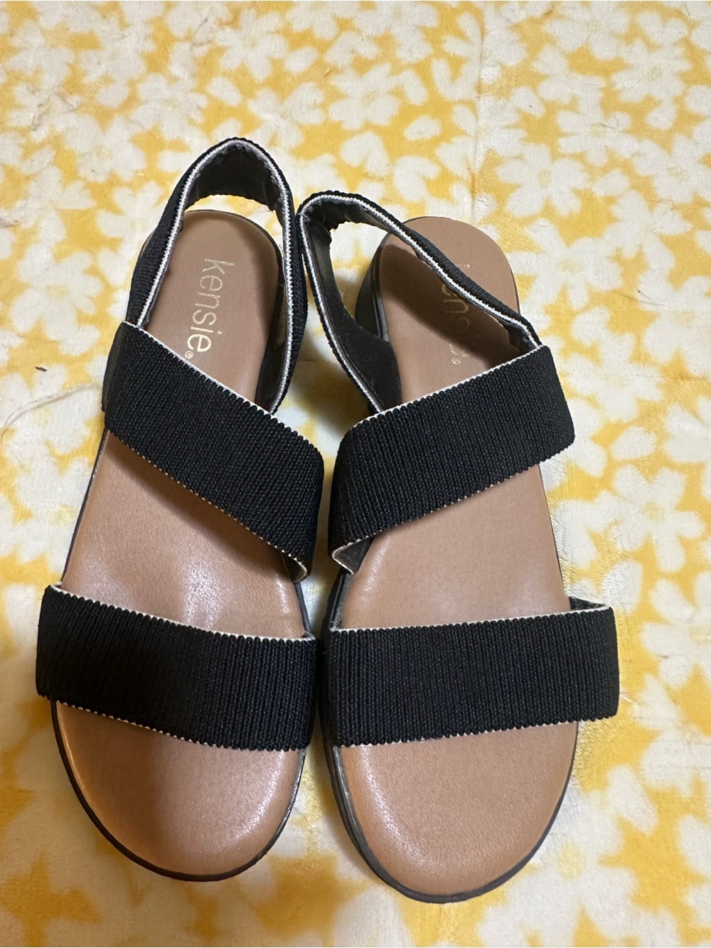 Kensie Black Elastic Crossover Strap Sandals with Tan Footbed